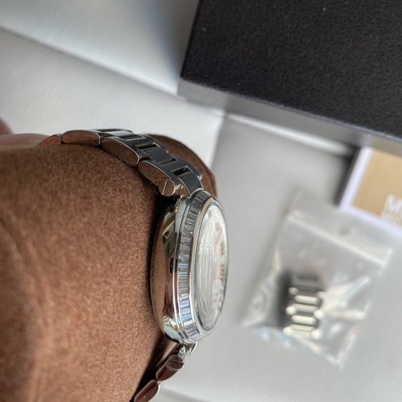 Michael Kors Watch - Picture 7 of 8